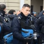 Policiais retiram capacetes e se unem aos manifestantes na Itália
